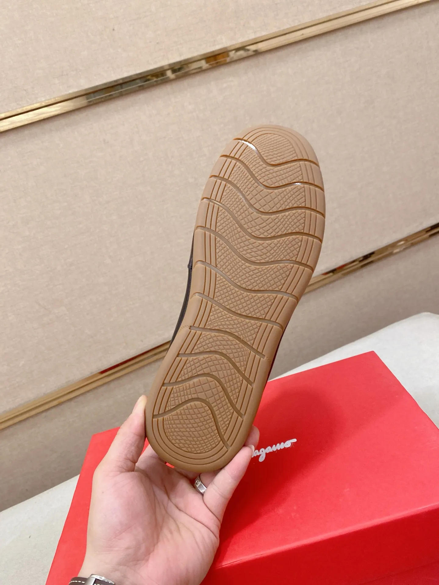 Factory price 500💰 Original Ferragamo men's shoes! The world's top brands...Luxury quality...//Fashion and high-end footwear 👍💪🏻...give you a low-key luxury comfort experience👍. The upper is made of pure Italian imported original cowhide and sweat-absorbent sheepskin lining. It is comfortable and breathable, high-end and classy... luxurious and noble!! .. OEM factory shipment [Hug] stall.. Original board. Welcome to taste..38--44.